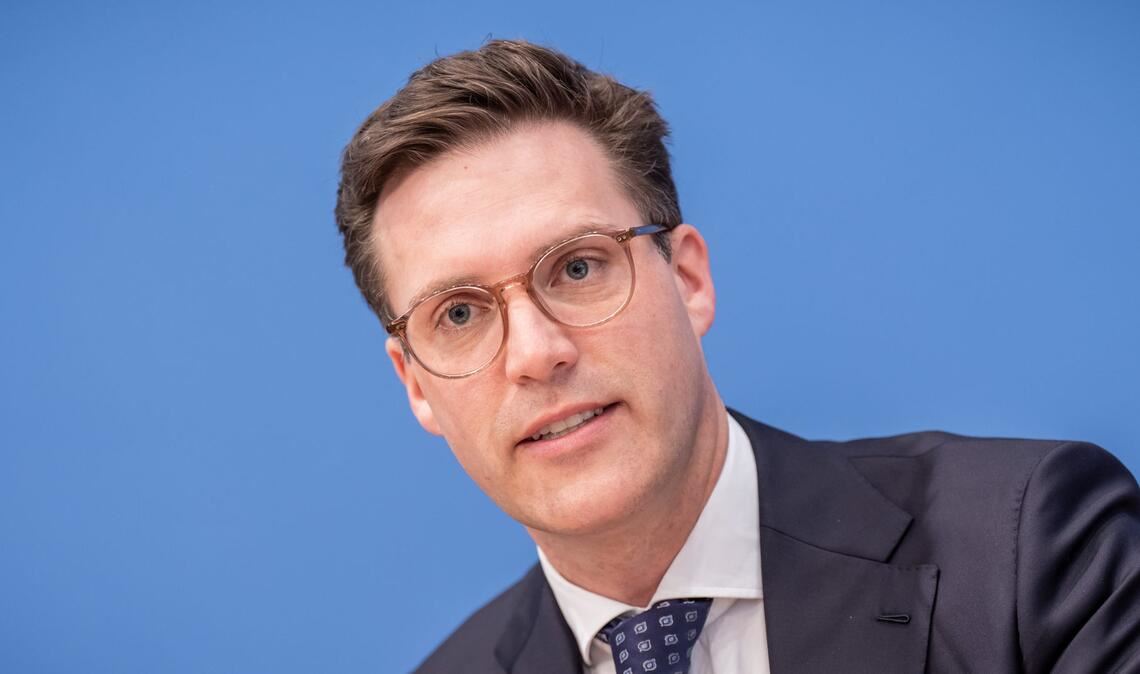 Manuel Hagel sieht sich wegen eines acht Jahre alten Videos Sexismusvorwürfen ausgesetzt.