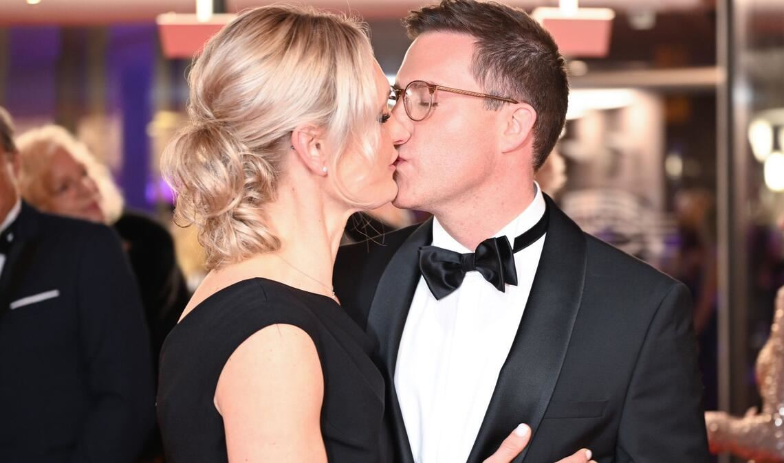 Manuel Hagel wird von seiner Ehefrau Franziska in Schutz genommen. Hier ein Kuss auf dem Landespresseball. (Archivbild)