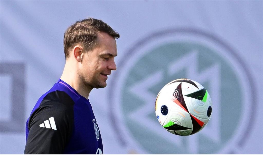 Manuel Neuer hat den Ball und die WM im Blick.