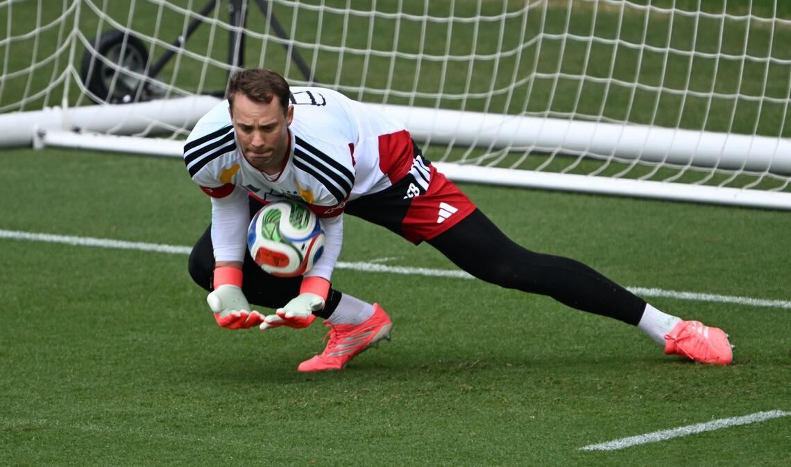 Manuel Neuer packt für sein WM-Comeback im Training richtig zu.