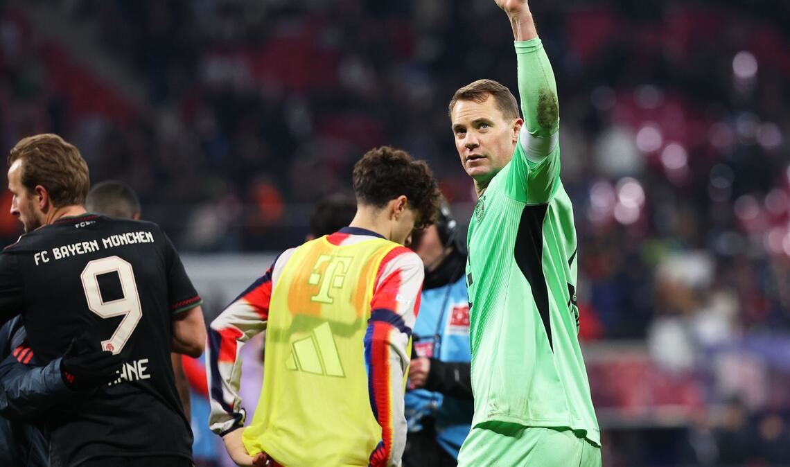 Manuel Neuer (r) zeigt aktuell starke Leistungen bei den Bayern, schloss eine DFB-Rückkehr bisher stets aus.