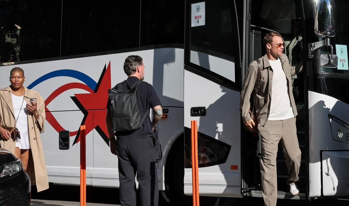 Manuel Neuer steigt aus dem DFB-Bus in Chicago.