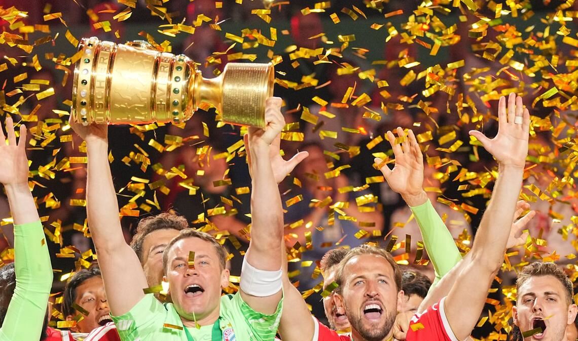 Manuel Neuer und Harry Kane jubeln nach dem Sieg im DFB-Pokalfinale gegen Stuttgart.