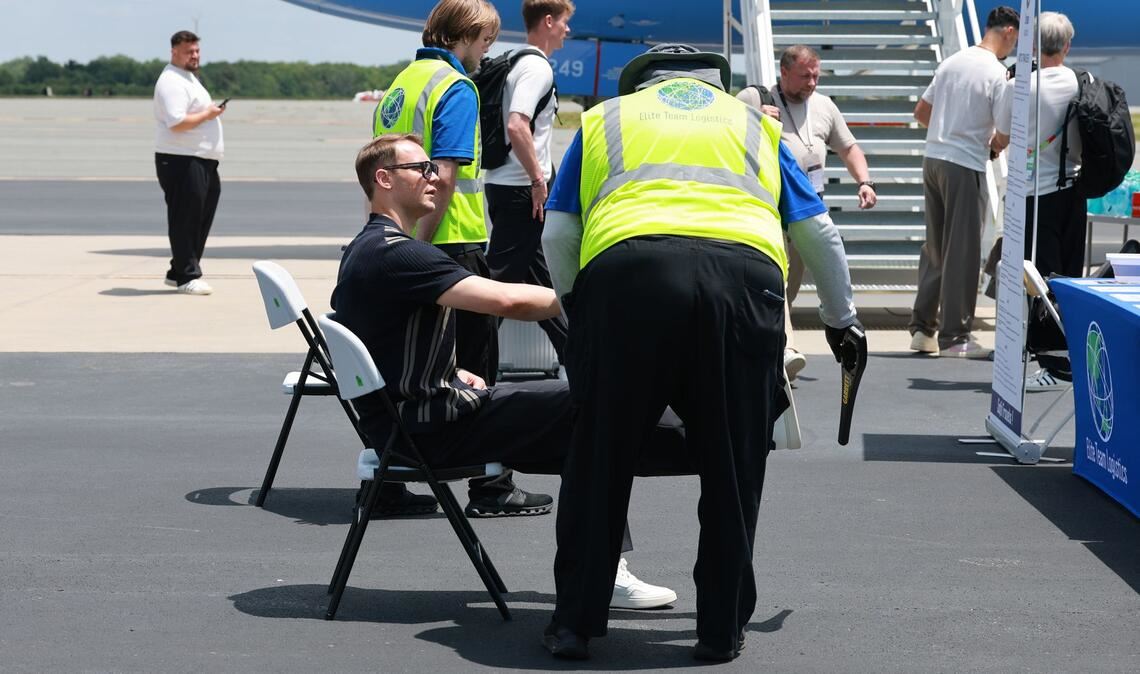 Manuel Neuer wird vor dem Abflug nach Houston kontrolliert.