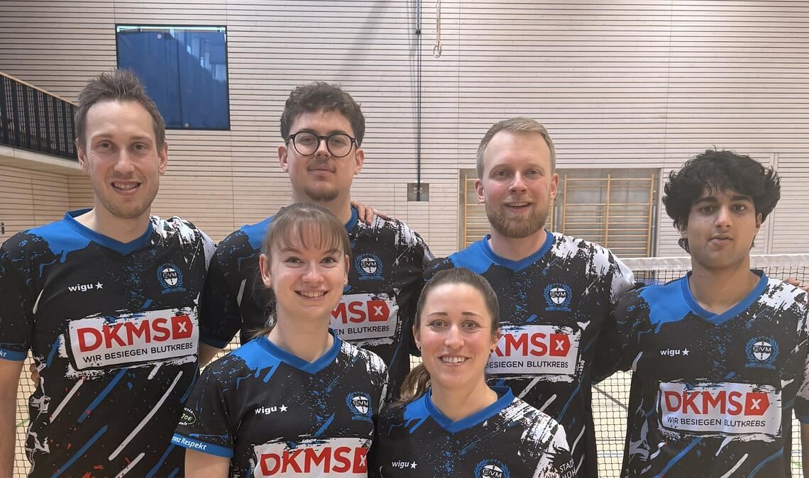 Manuel Rathgeber, Lukas Kessler, Lukas Hott, Akshat Pradeep (hinten, v.li), Celine Kwapich und Sabrina Wamsler (vorne, v. li.) feiern den ersten Saisonsieg. Foto: privat