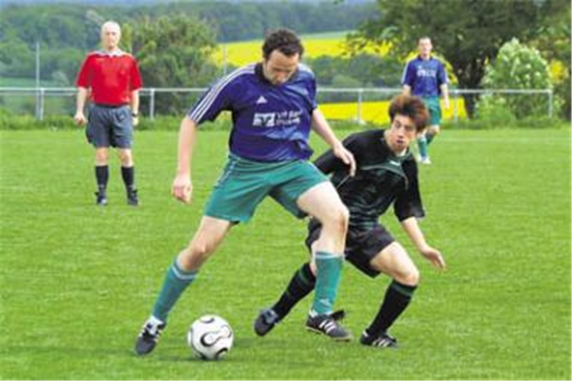 Manuel Rivoir (li.) sorgt mit seiner Erfahrung für Sicherheit im Mittelfeld. Archivfoto: Fotomoment
