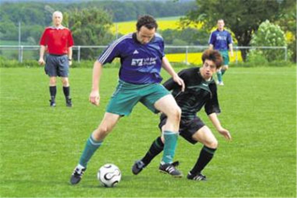 Manuel Rivoir (li.) sorgt mit seiner Erfahrung für Sicherheit im Mittelfeld. Archivfoto: Fotomoment