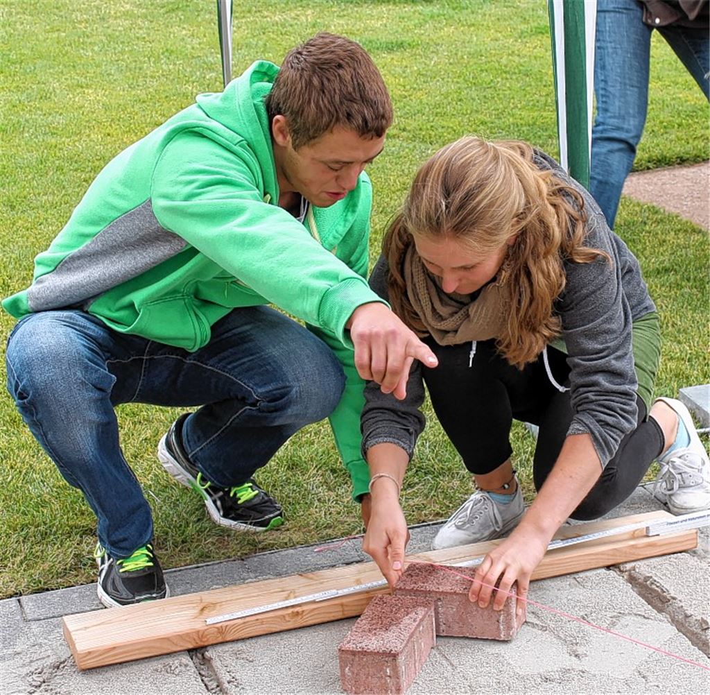 Manuel Seifert aus Pforzheim bei seiner ersten Aufgabe, die er im Team zusammen mit Benedikt Stöcker und Leila Hoffmann lösen muss.