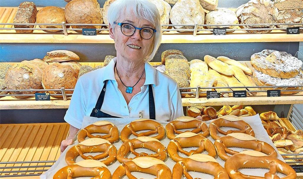 Manuela Klotz präsentiert frische Brezeln in einer Bäckerei in Bad Urach.