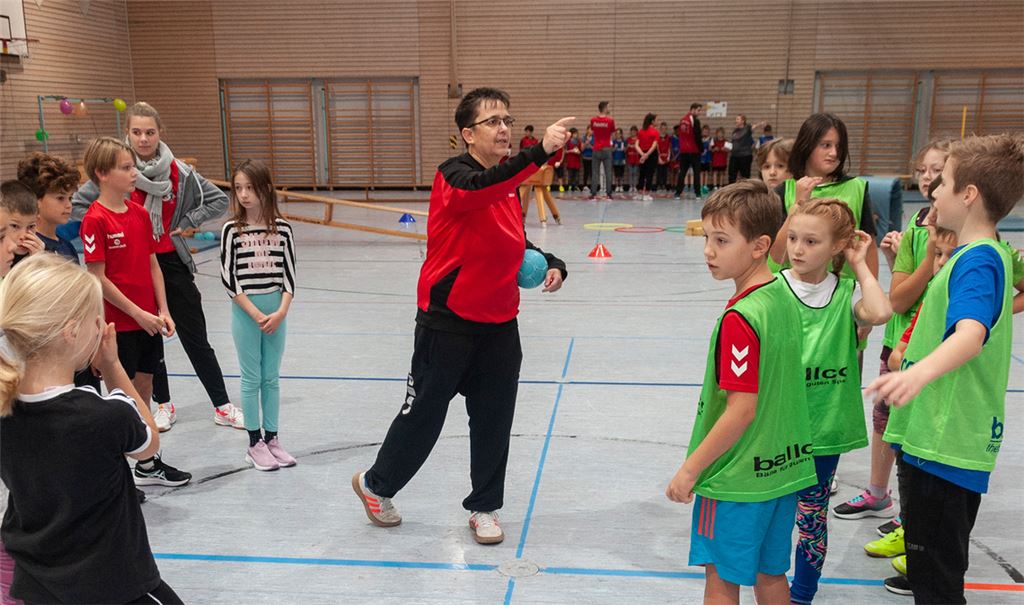 Manuela Schrenk erklärte den Kindern die Regeln des Handballspiels. Foto: Fotomoment