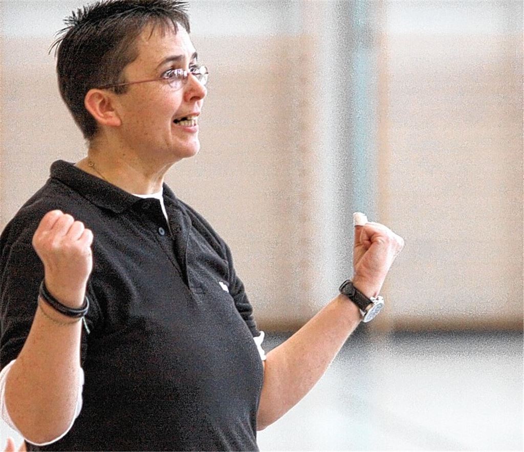 Manuela Schrenk will mit den Handballfrauen des TSV Wiernsheim am Samstag auch gegen den haushohen Favoriten BBM Bietigheim III bestehen. Thorsten Meier, der Trainer der Wiernsheimer Männer, hat auch nach einer Hinrunde ohne Punktgewinn den Klassenerhalt noch nicht abgehakt, denn sämtliche Kellerduelle stehen noch aus. Fotos: Eigner