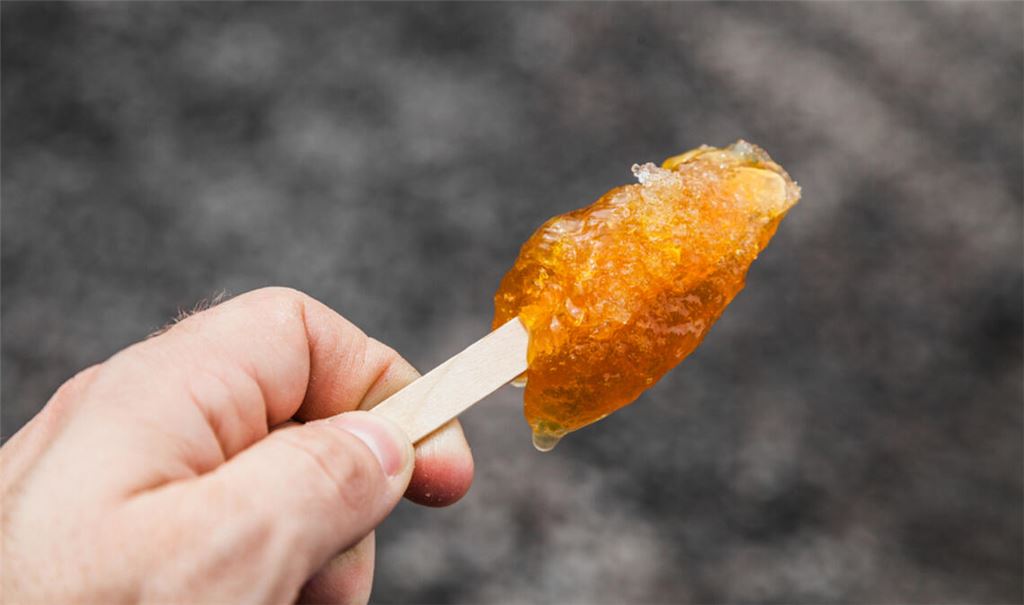 Maple Taffy ist eine traditionsreiche Süßigkeit in Kanada und dem Norden Neuenglands.