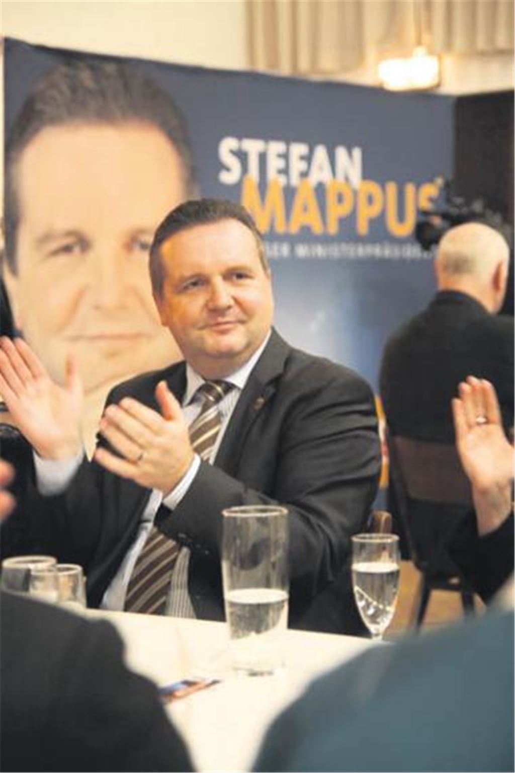 Mappus Motto: In die Hände klatschen und kräftig anpacken. 
Foto: Hansen