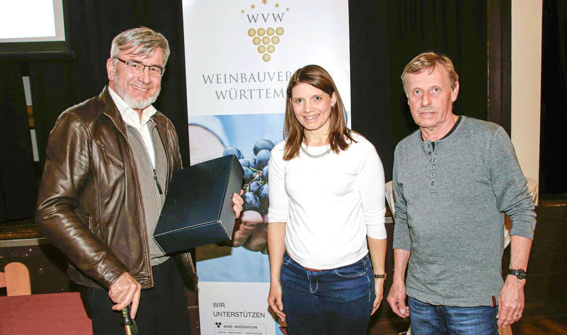 Mara Walz-Jung aus Ensingen hat beim Weinbaubezirk Stromberg/Enztal den Vorsitz von Albrecht Fischer (li.) übernommen. Stellvertreter bleibt Martin Werthwein. Foto: Arning