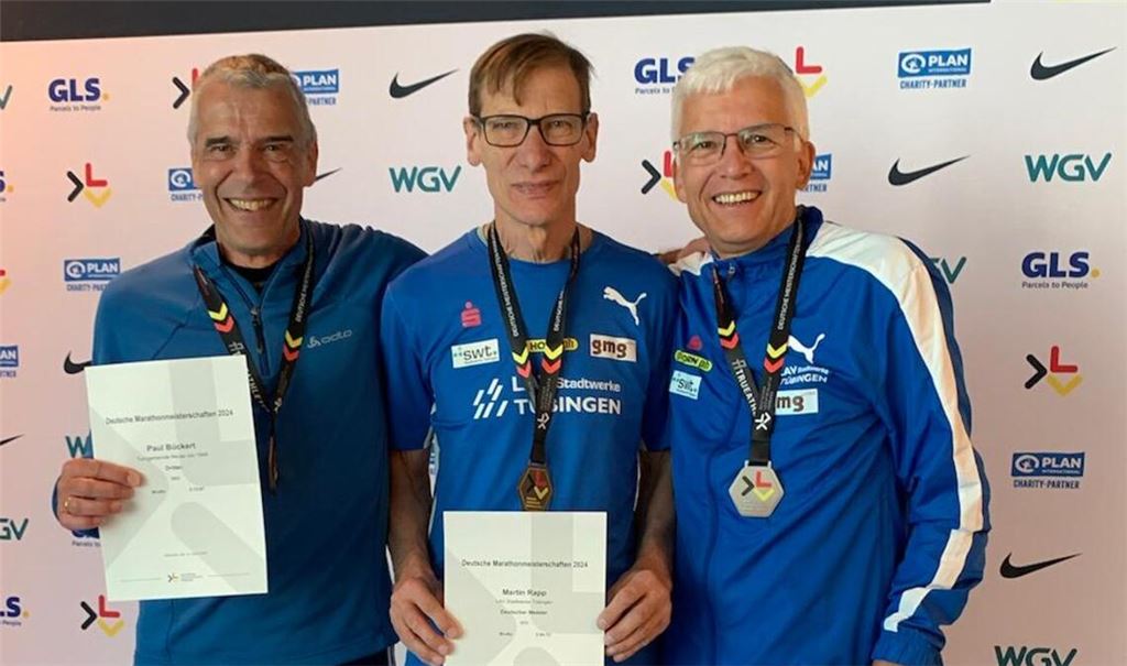 Marathonchampion Martin Rapp (Mi.) mit den Zweit- und Drittplatzierten Christian Diedrich (li.) und Paul Bückert bei den deutschen Meisterschaften in Hannover.