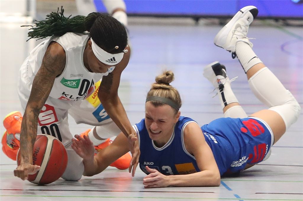 Marburg stemmt sich beherzt gegen die Rutronik Stars Keltern (weiß).Foto: Rubner