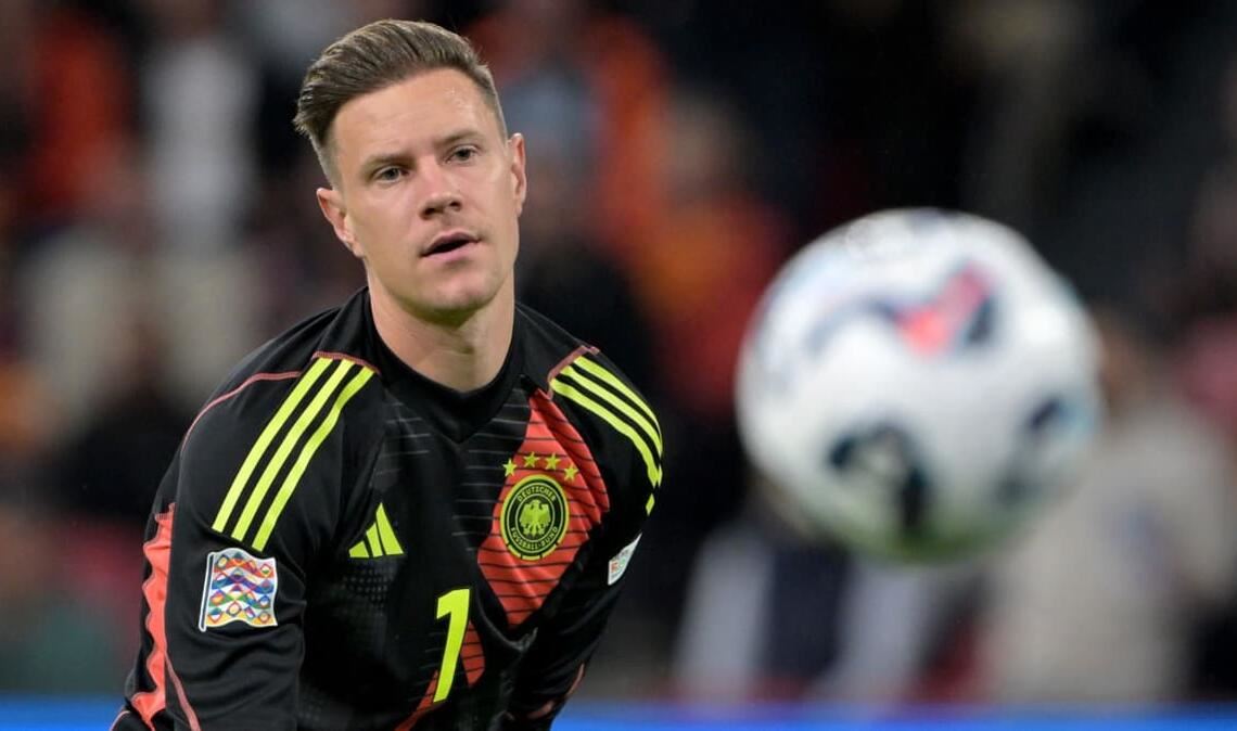 Marc-André ter Stegen (Note 4): Nach langer Leidenszeit mit allerlei Verletzungspech kehrte der Keeper also tatsächlich ins deutsche Tor zurück – und das auch noch an der neuen Wirkungsstätte in Amsterdam. Ter Stegens Leistung passte nicht so ganz zu diesem feierlichen Rahmen. Hatte Glück, dass der Schiedsrichter in Minute 13 ein Kopfballtor von Virgil van Dijk nach einer Ecke abpfiff, nachdem ihn Brian Brobbey vorher nicht allzu hart mit der Hüfte attackiert hatte. Später mit zwei krassen Abspielfehlern, die nur mit Glück folgenlos blieben. Immerhin mit starker Fußabwehr in Hälfte zwei und bärenstarkem Reflex nach einem Schuss aus kurzer Distanz – nach eigenem Patzer nach Standard unmittelbar zuvor.