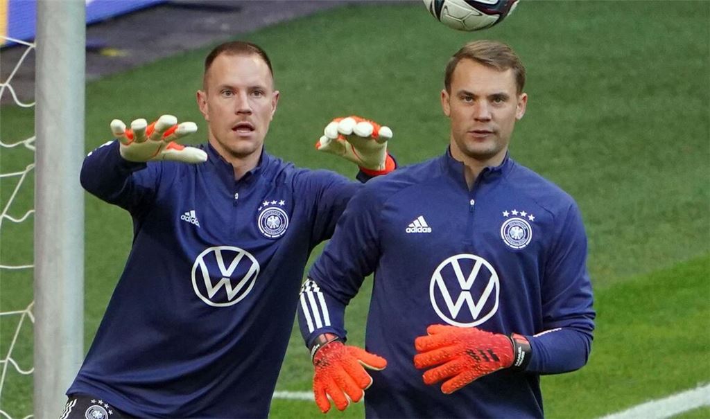 Marc-André ter Stegen (l) stand immer im Schatten von Manuel Neuer. (Archivbild)