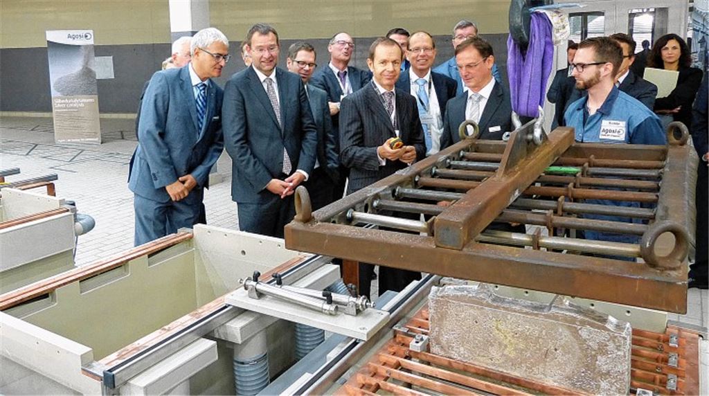 Marc Grynberg, Vorstandsmitglied der Dachgesellschaft Umicore, betätigt den Kran beim Silberelektrolyse-Bad und demonstriert dabei einen Arbeitsschritt bei Agosi in Pforzheim.