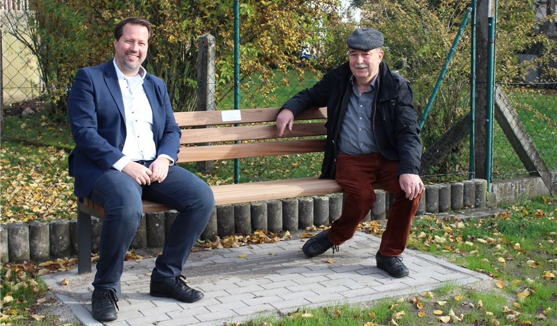 Marc Seidel (li.), Geschäftsführer der Firma Geissel, hat auf der gespendeten Bank gemeinsam mit Albrecht Münzmay, dem Vorsitzenden des Verschönerungsvereins, Platz genommen.privat