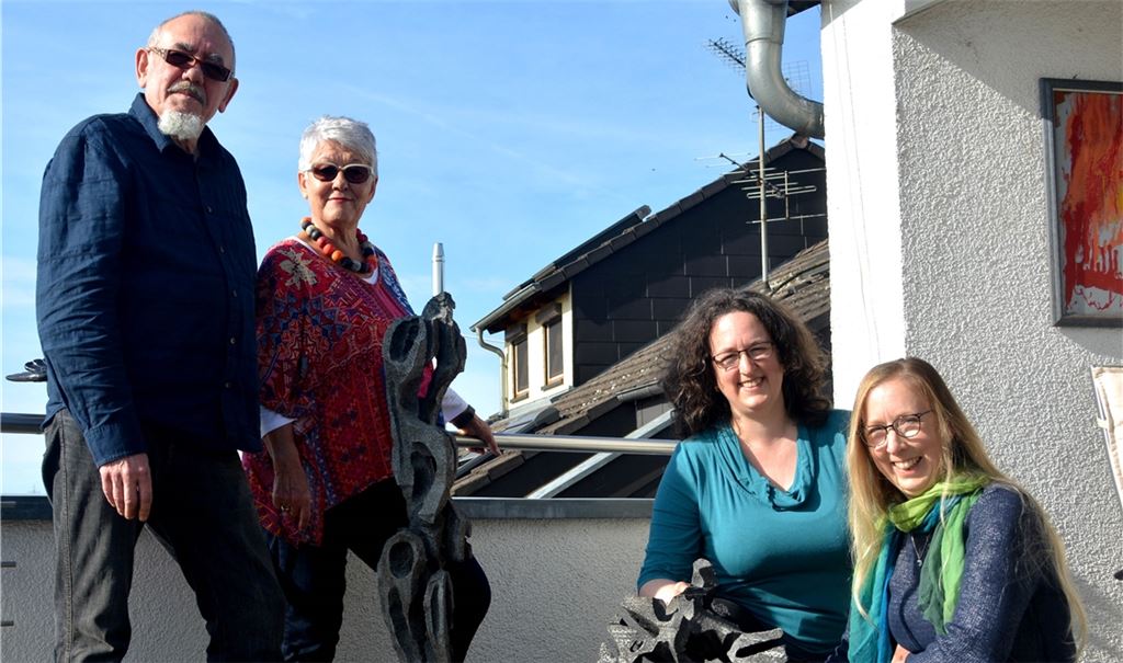 Marcel Hager, Margret Schmid-Hager, Angelika Burgstaller und Sonja Hager (v. li.) zeigen anhand der Aluminium-Silizium-Skulpturen und anderer Exponate die Vielseitigkeit des Künstlers.Fotos: Stahlfeld
