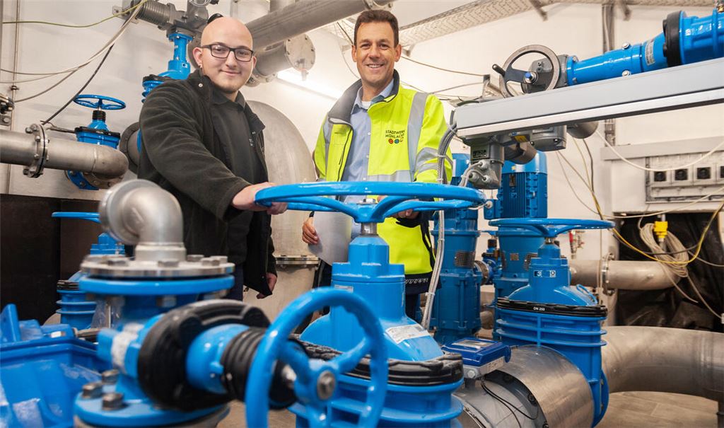 Marcel Koch (li.) und Frederick Trockel geben Einblicke in die Wasserversorgung von Mühlacker, die in mehr Haushalten mit Eigenwasser vonstattengeht. Foto: Fotomoment