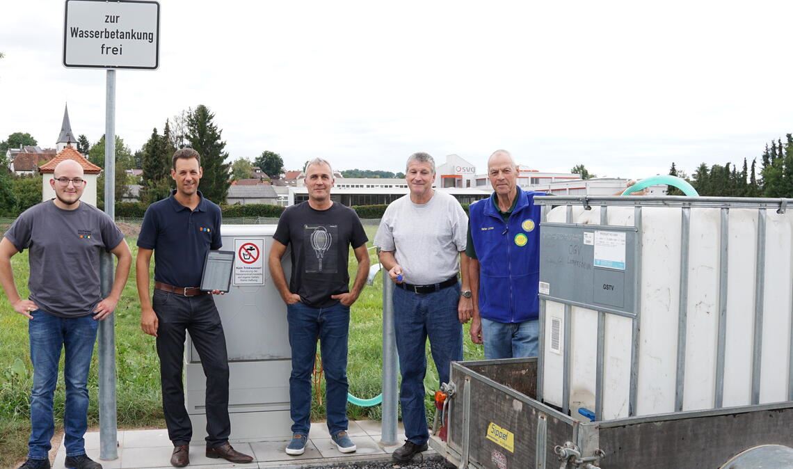 Marcel Kopf (v.li.), Netzmeister bei den Stadtwerken, Frederik Trockel, Abteilungsleiter bei den Stadtwerken, Ulrich Hagenbuch, Stadtrat der FW, Helmut Wälzel, Strommeister bei den Stadtwerken und Vorsitzender des OGV, sowie Fachwart Walter Aichele. Fotos: Bastian