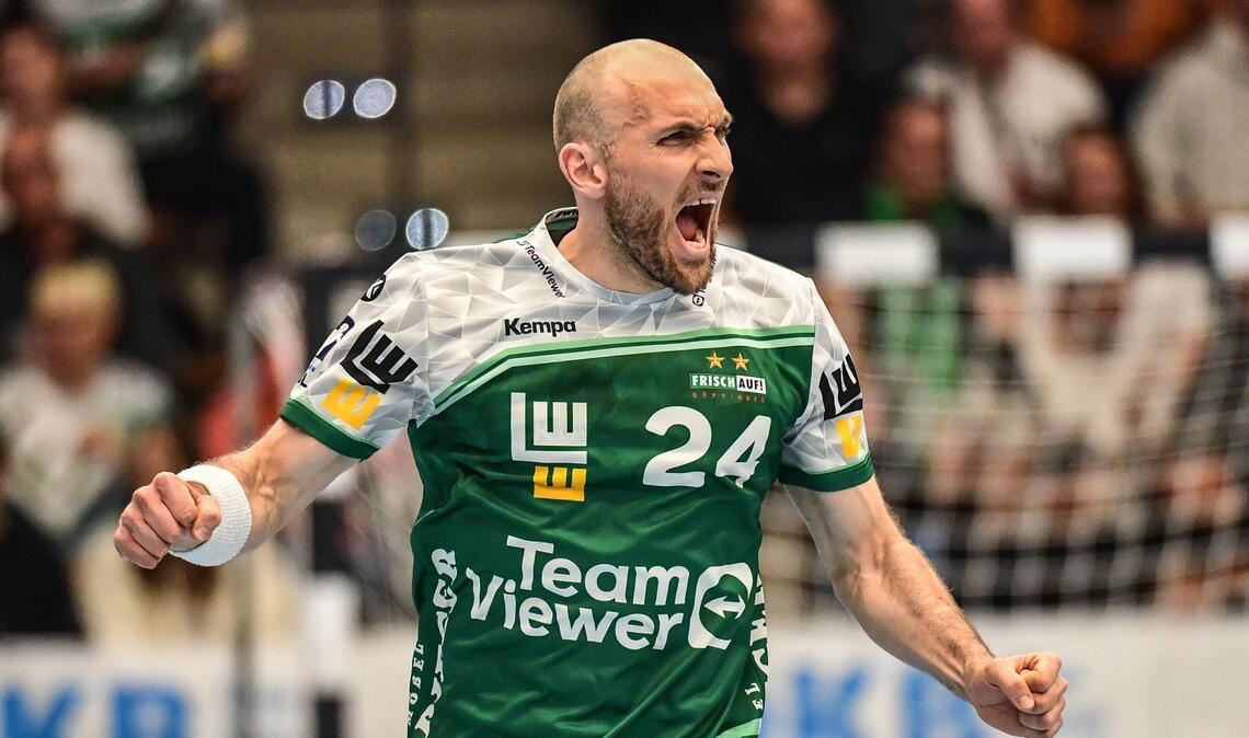 Marcel Schiller bejubelt einen seiner sechs Treffer – er steht jetzt bei 2500 Bundesligatoren.
