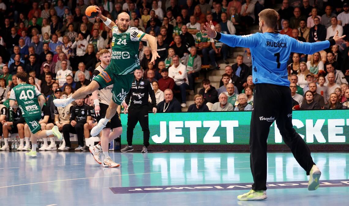 Frisch Auf mit Geduld und starker Deckung zum Arbeitssieg Marcel Schiller hatte seine Probleme mit BHC-Keeper Christopher Rudeck.