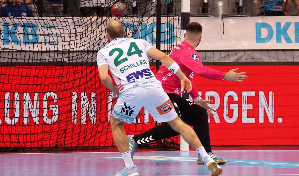 Marcel Schiller verwandelt den Siebenmeter gegen Miljan Vujovic zum 28:28-Endstand.