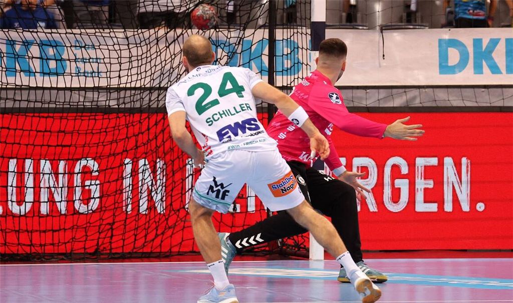 Marcel Schiller verwandelt den Siebenmeter gegen Miljan Vujovic zum 28:28-Endstand.