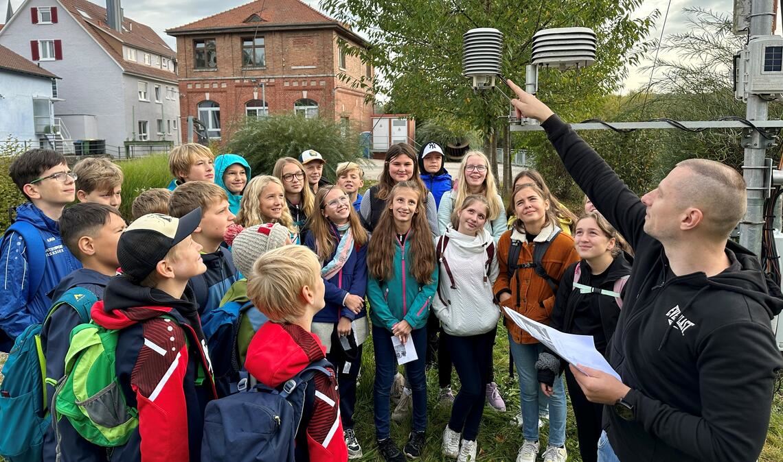 Marcel Segel (re.) hat aufmerksame Zuhörerinnen und Zuhörer. Foto: privat