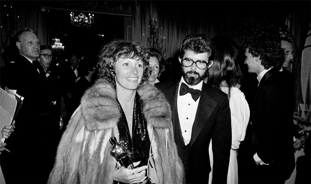 Marcia Lucas, damalige Ehefrau von Regisseur George Lucas (r), trägt ihre Oscar-Statuette am 4. April 1978 zu einer Party nach der Oscarverleihung im Beverly Hilton Hotel.