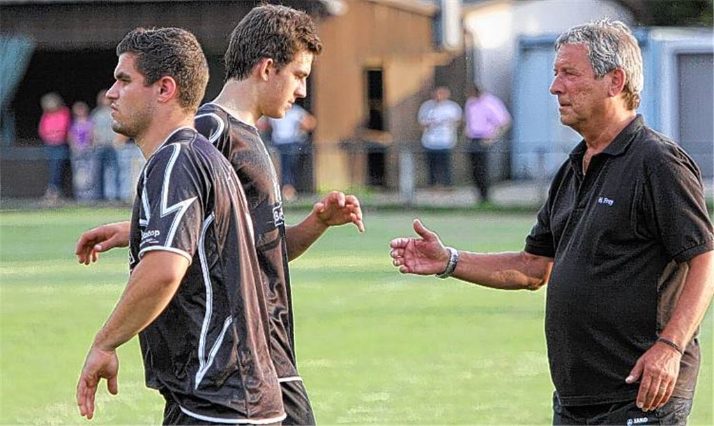 Marco Keller (li.) wartet noch auf sein erstes Saisontor. Stürmerkollege Patrick Müller hat immerhin im Kreispokal schon für den TSV Ötisheim getroffen, Trainer Helmut Frey (re.) gratuliert.  Fotos: Eigner