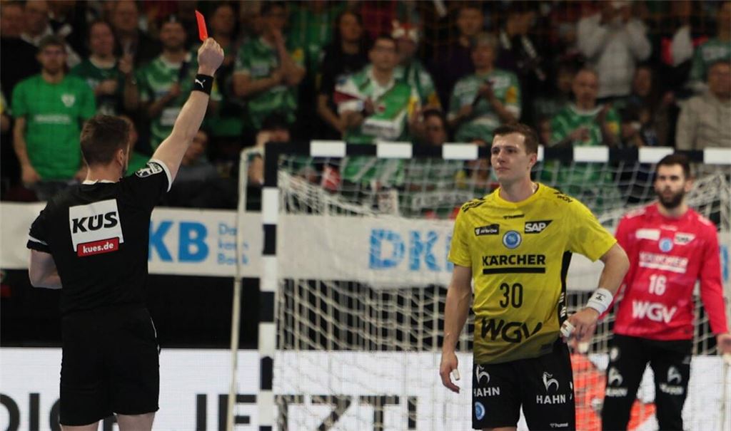 Marco Mengon sieht eine von insgesamt drei Rote Karten für den TVB Stuttgart beim Bundesligaspiel in Berlin.