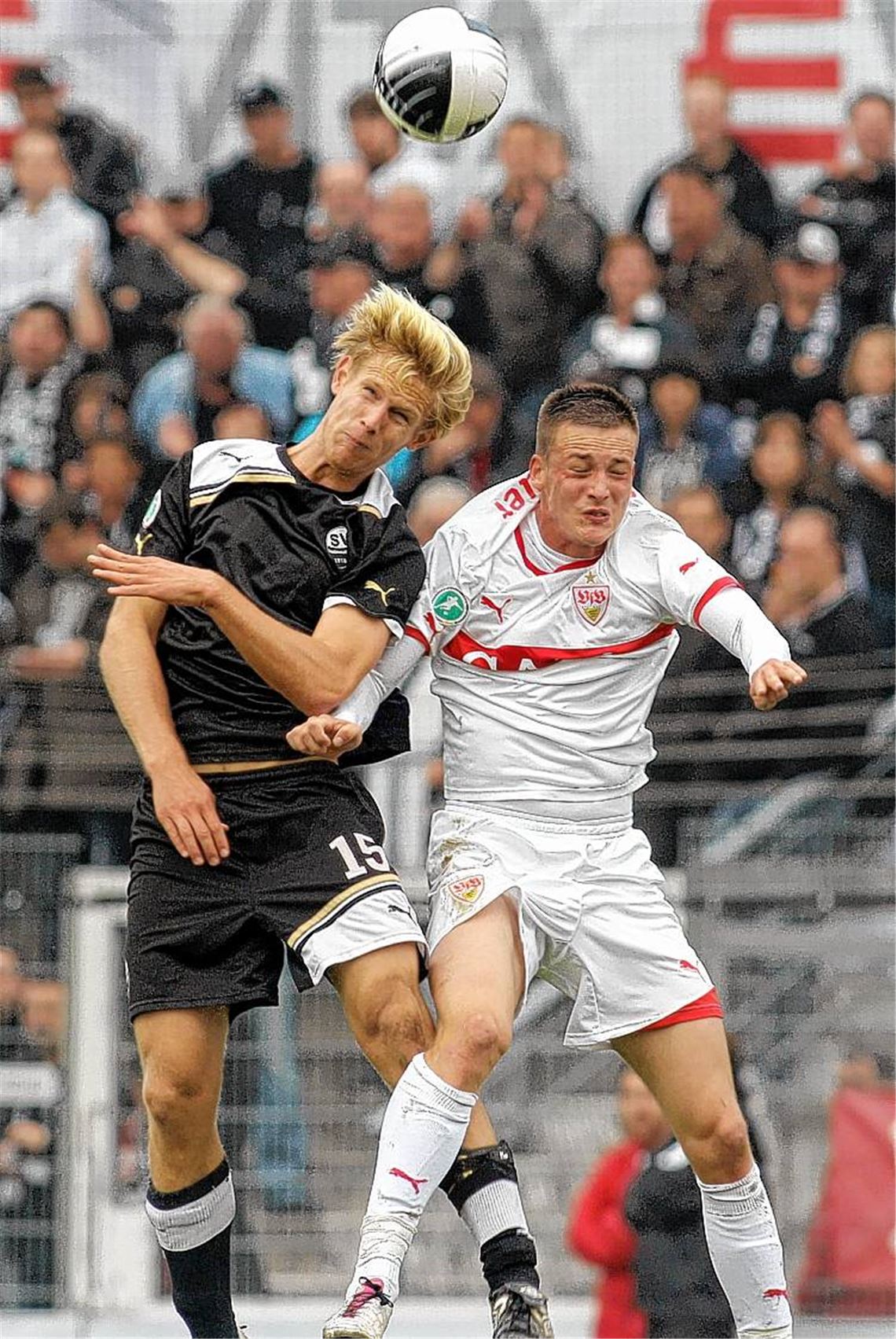 Marco Pischorn (li., mit Alexander Aschauer) kennt gegen gegen seinen Ex-Club kein Erbarmen. Beim Auswärtssieg gegen den VfB Stuttgart II vor einer Woche köpft er in der 25. Minute den 1:0-Siegtreffer für den SV Sandhausen, der damit die Tabellenführung behauptet.Foto: Baumann