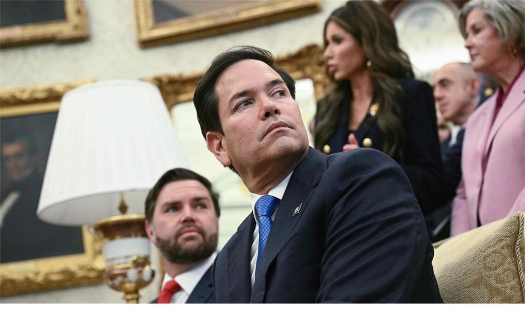 Marco Rubio ist bei offiziellen Terminen im Weißen Haus immer dabei – auf einem goldenen Sofa.