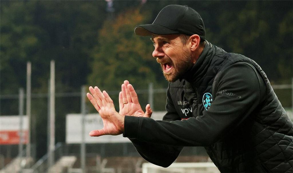 Marco Wildersinn versucht von außen Einfluss zu nehmen auf das Spiel der Stuttgarter Kickers.