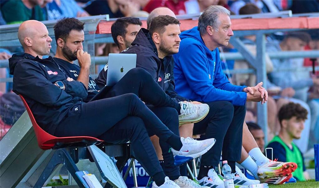 Marco Wildersinns Trainerteam wieder komplett: Die Assistenten Dominik Lang und Kerem Arslan sowie Torwarttrainer Denis Jercic (v.li.) neben Sport-Geschäftsführer Lutz Siebrecht.