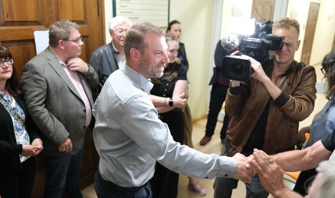 Marcus Hoffmann nimmt nach seinem Wahlsieg Glückwünsche entgegen.