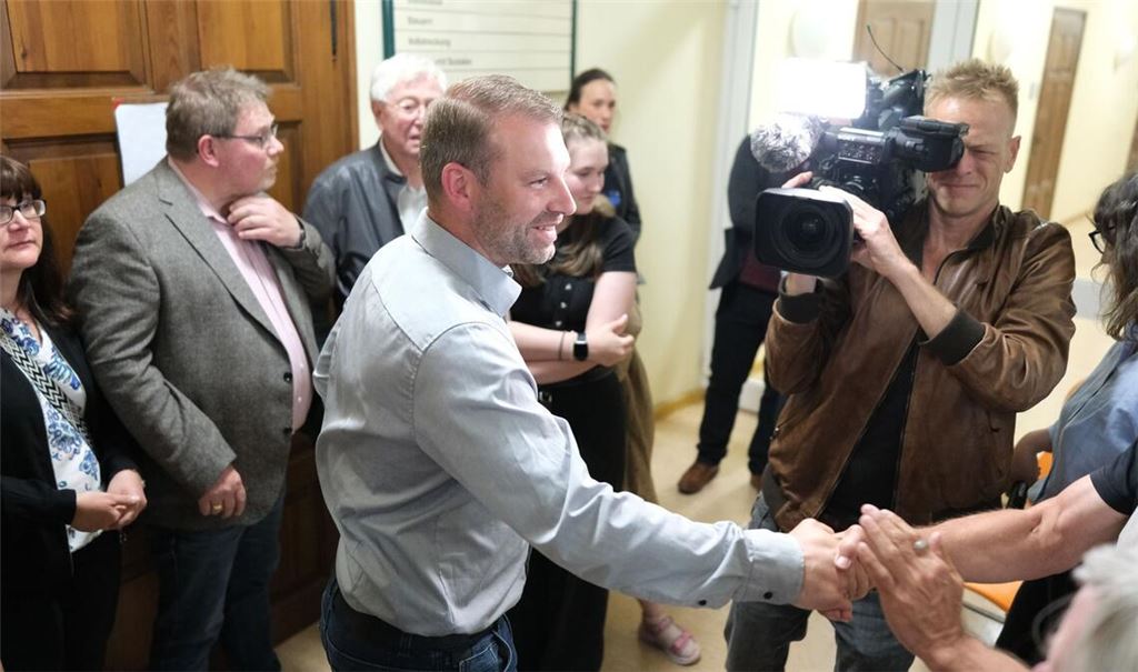 Marcus Hoffmann nimmt nach seinem Wahlsieg Glückwünsche entgegen.