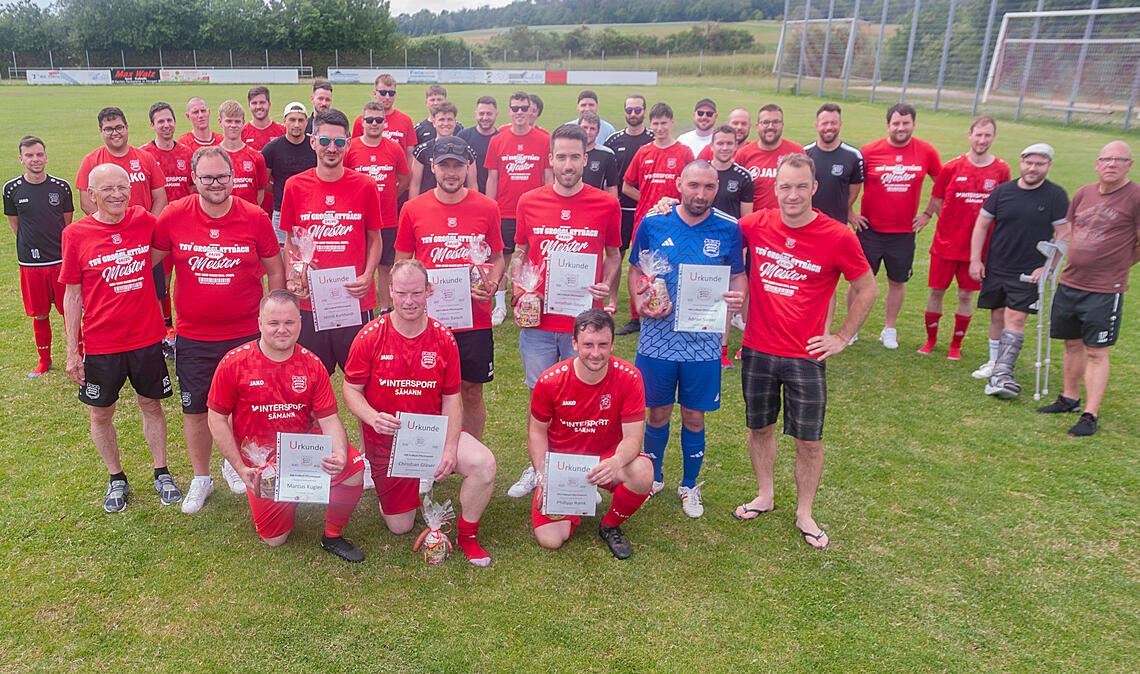 Marcus Kugler, Christian Gläser und Philipp Rank (vorne von links) sind die Spieler mit den meisten Spielen für den TSV Großglattbach. 