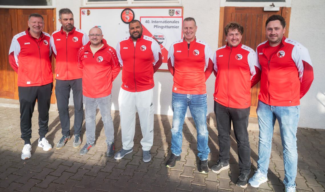 Marcus Kuhnle, Tobias Neubert, Daniel Lange, Jeffrey Steiner, Torsten Memleb, Lukas Müller und Mathias Hof (v.li.) bei der Trainervorstellung. Foto: Fotomoment