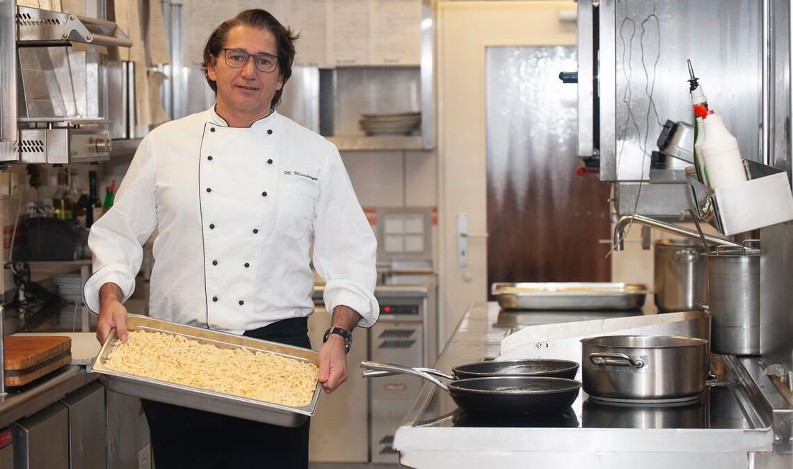 Marcus Münchinger, Küchenmeister und Chef des Hotel-Restaurants „Krone“ in Ötisheim, kämpft wie seine Branchenkollegen mit hohem Kostendruck. Foto: Fotomoment