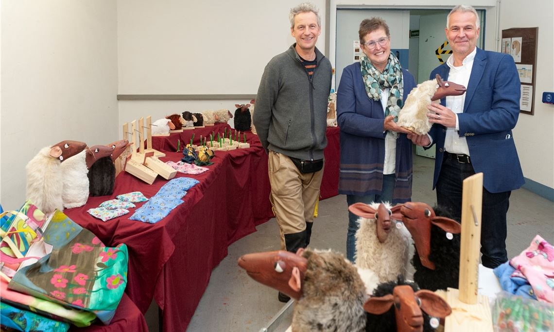 Marcus Stiefel-Dürr (li.) und Wilhelm Eschbach überreichen die Präsente an Irmgard Muthsam-Polimeni. Foto: privat