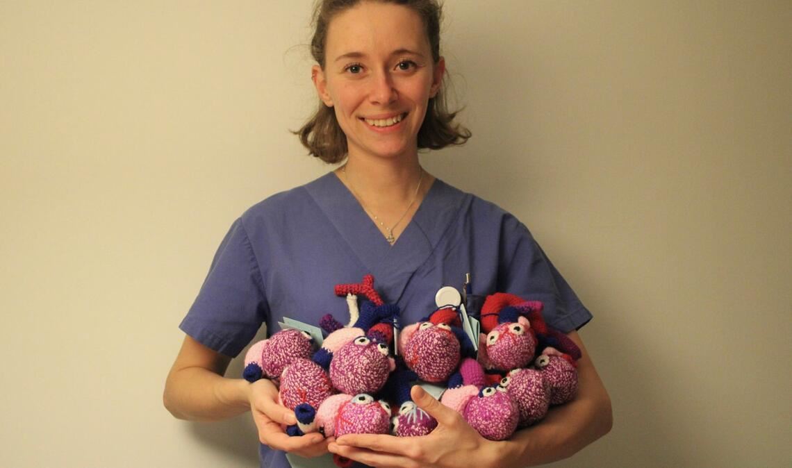 Mareen Kraft, Assistenzärztin an der Uniklinik Tübingen, häkelt Herzmodelle aus Wolle.
