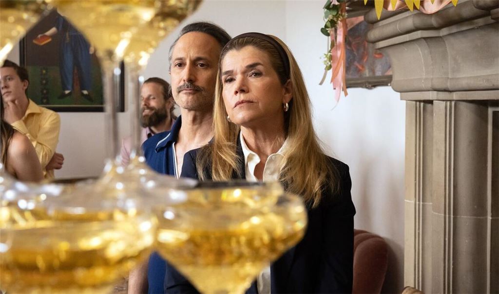 Mareike Berger (Anke Engelke) und Miller (Michael Ostrowski) hinter der Champagner-Pyramide.