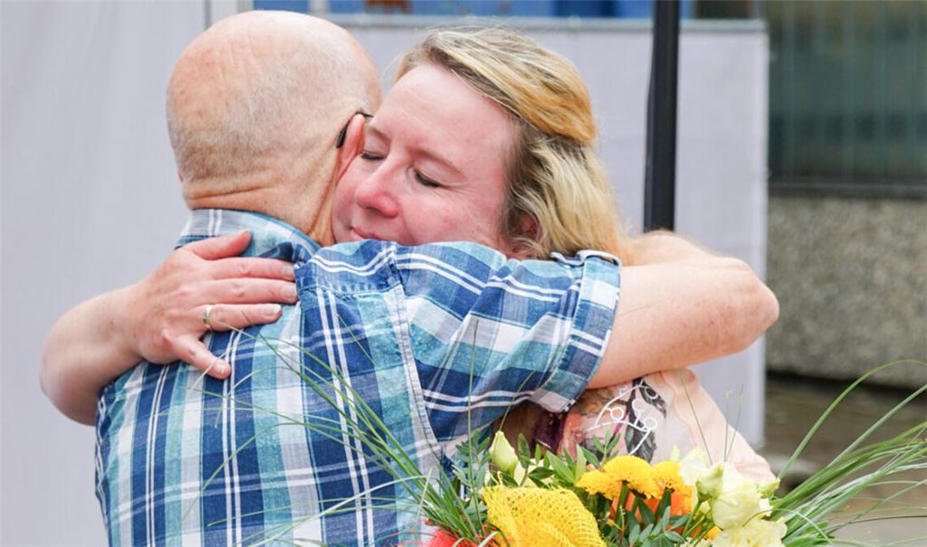 Maren Bieberich, stellvertretende Geschäftsführerin von Miteinanderleben, bedankt sich bei Bruno Klopfer. Foto: J. Zimmer
