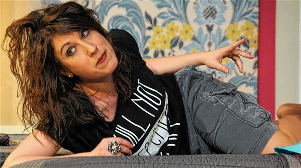 Maren Schmidt gehört zum fünfköpfigen Ensemble, das derzeit die Komödie „Fünf im gleichen Kleid“ auf die Bühne des Theaters Randzone in Pforzheim bringt.