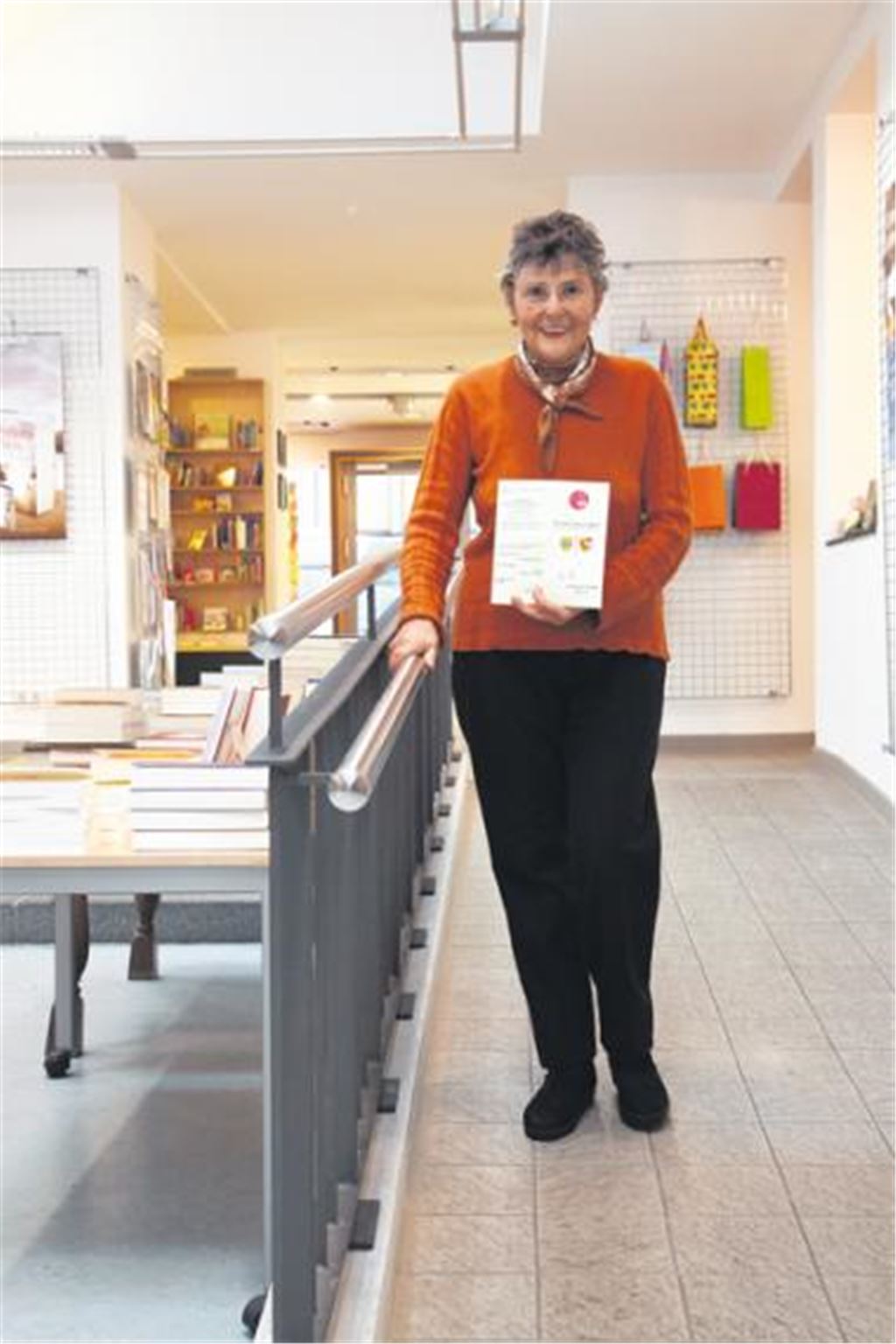 Marga Kucher wirbt auch bei Buch Elser für das Zertifikat Seniorenfreundlicher Service. In dem Geschäft an der Bahnhofstraße wurden beim Umbau alle Barrieren durch Rampen ergänzt. Auch an einen ebenerdigen Nebeneingang für Gehbehinderte wurde gedacht. Foto: Goertz